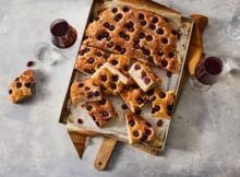 Vul de deukjes van deze focaccia met rode druiven en je hebt een heerlijk brood voor bij een kaasplank. Borrelen maar!