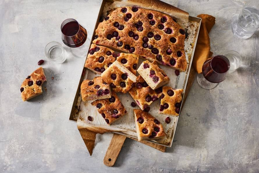 Focaccia met rode druiven recept Allerhande Albert Heijn