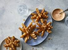 Dit is 'm: dé ‘blooming onion’! En de dip is al net zo blooming als deze gefrituurde ui.