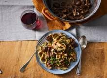 Denk boeuf bourguignon, maar dan vegetarisch. Deze paddenstoelenstoof met tagliatelle kan zomaar een nieuwe herfstfavoriet worden.