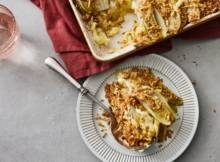 Als het buiten koud is, is er niets lekkerder dan comfortfood uit de oven. Deze witlofschotel met knapperig geitenkaas-walnootdakje heeft een verwarmend effect.