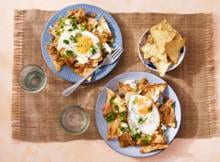 Vanaf nu ben je niet bang meer voor de wekker. Dit Mexicaanse ontbijtgerecht chilaquiles met eieren, tortillachips is namelijk een lekker begin van de dag. 