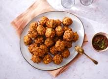 Het favoriete hapje van de Indiase keuken? De pakora, een gefrituurde groente snack in een beslagje van kikkererwtenmeel.