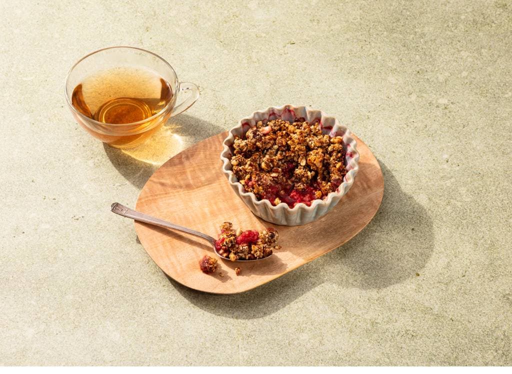 Gezonde eenpersoons crumble met aardbei en framboos