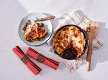 Lasagne maken in de airfryer? Dit is 't recept voor jou! Makkelijk dankzij de voorgesneden groenten en lekker met gehakt, tomatensaus en zelfgemaakte bechamel. Zo heb je geen oven meer nodig.