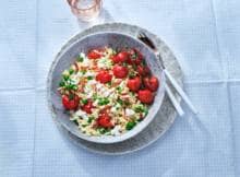 Romig, zoetig, hartig: deze orzo met geroosterde cherrytomaatjes en spek heeft 't allemaal.