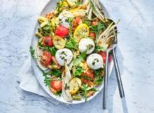 De combinatie van venkel, geroosterde gele courgette en burrata is een ware smaaksensatie in deze salade!