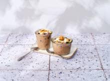 Voor deze overnight oats met chocodrink en blauwe bessen sta je maar wat graag op. Dat is een gezond begin van je dag.