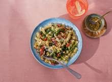 Pastasalade met pesto, courgette en amandelen is altijd een succes. Voor de picknick, op het strand of gewoon thuis. Dit recept is een favoriet voor iedere dag.