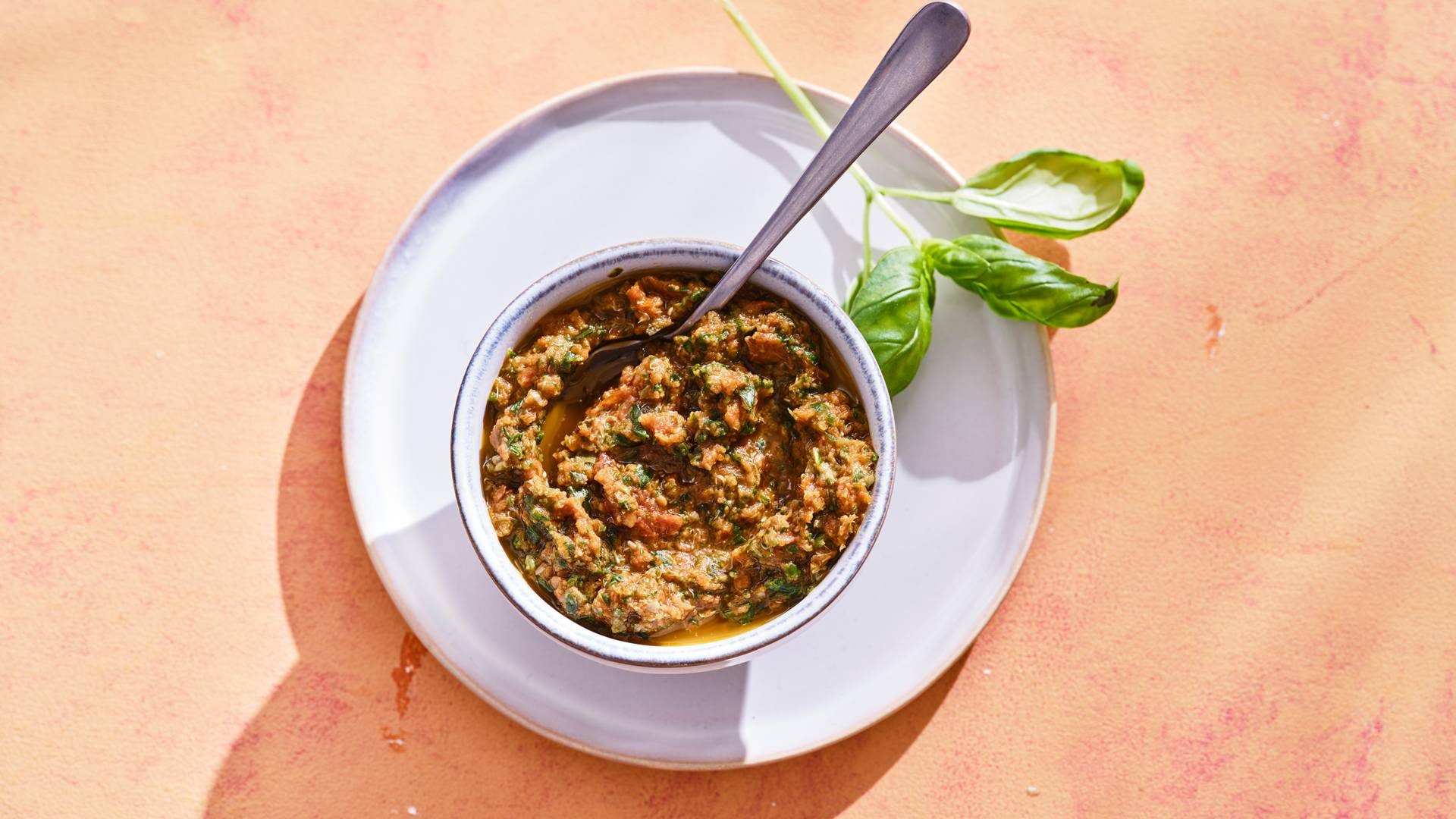 Snelle 'tapenade' van tomaat, basilicum en kappertjes recept