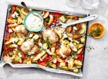 Een traybake die gezond, biologisch én zomerproof is? Dan moet je deze traybake met kip, krieltjes, courgette en paprika hebben.