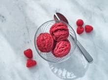 Met verse frambozen maak je gemakkelijk een heerlijke frambozensorbet. Extra verkoelend idee: je hebt er geen ijsmachine voor nodig. Perfect ijsje dus!