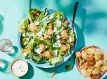 Knapperige croutons, romige kaasdressing, zoete druiven en verse sla met komkommer - deze salade is een zomers feestje op tafel!