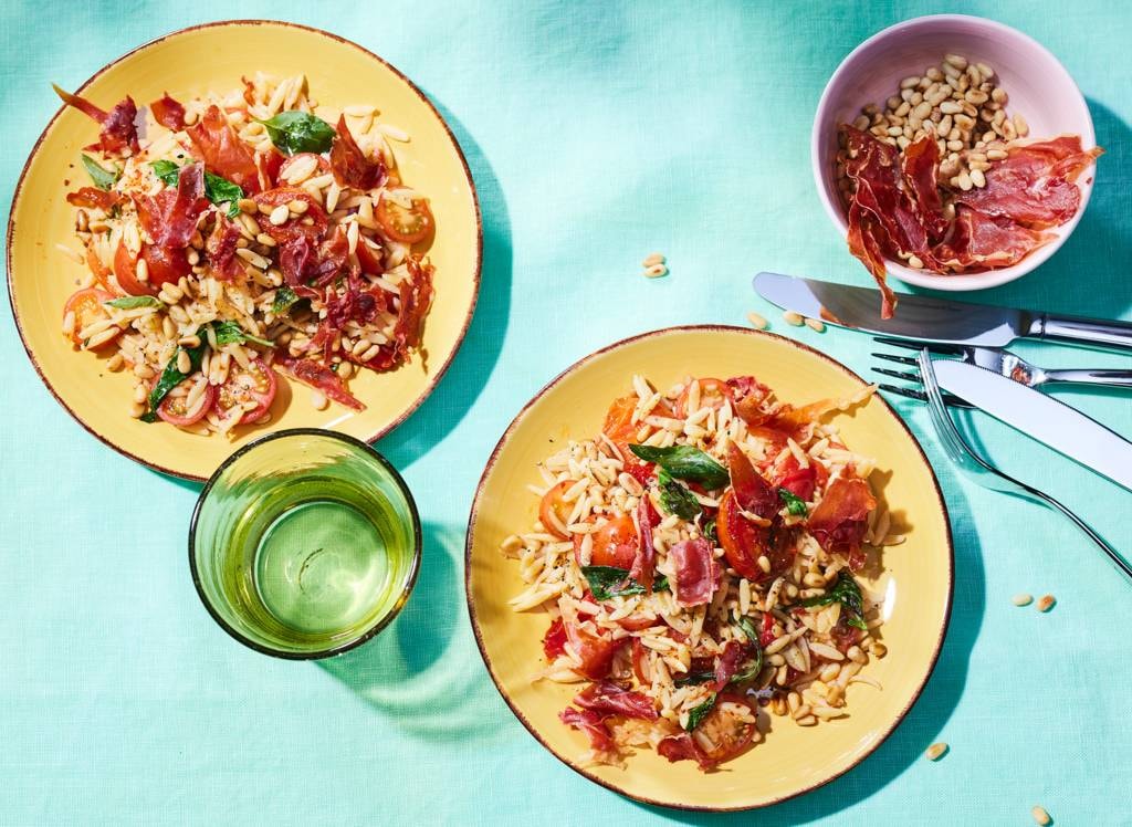 Lauwwarme tomatensalade met orzo, parmaham en pijnboompitjes recept