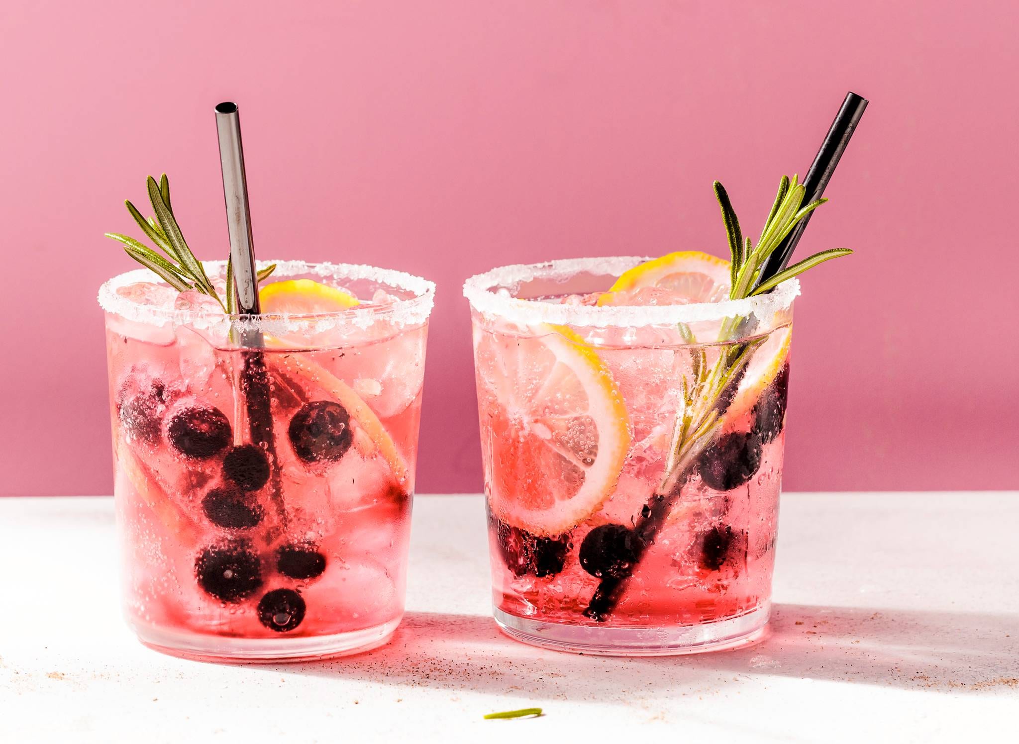 Mocktail van rozenlimonade met blauwe bessen recept Allerhande Albert Heijn België