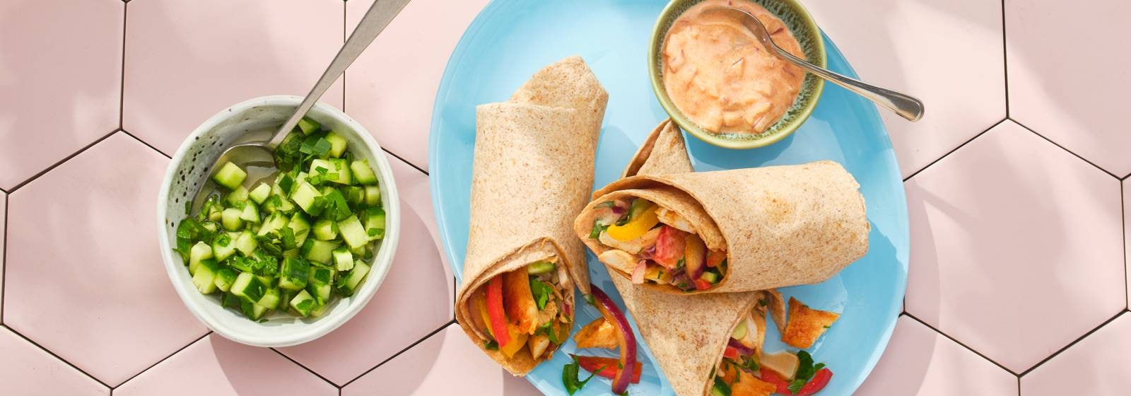 Wraps met kip, paprika en komkommersalade recept Allerhande Albert