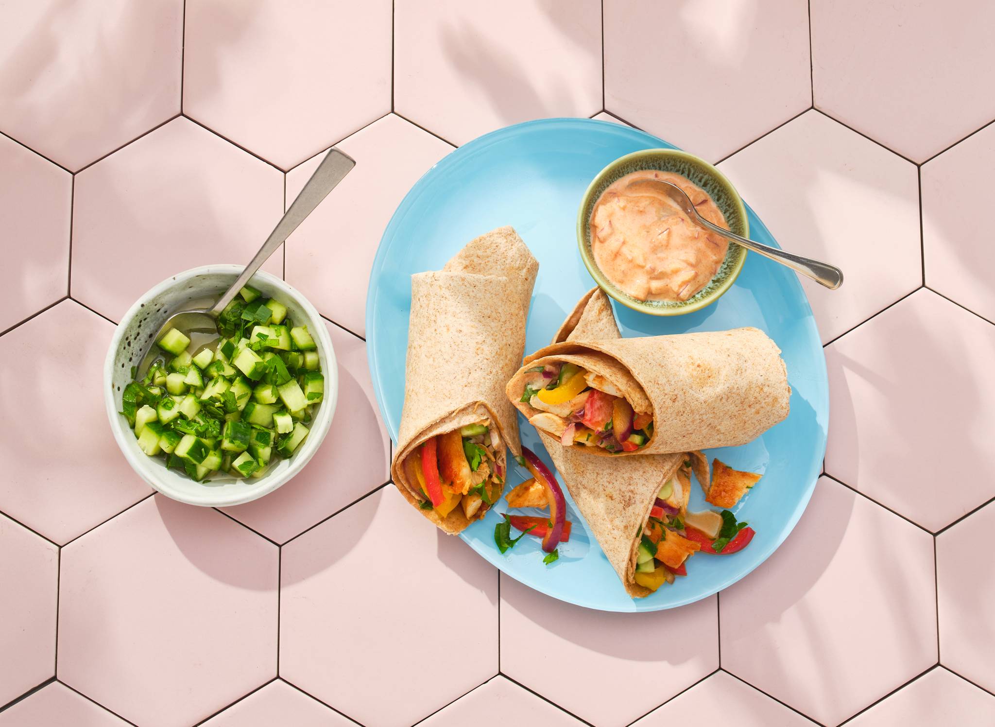 Wraps met kip, paprika en komkommersalade recept Allerhande Albert