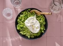 De green goddess salad is de godin van de salades! De groene dressing met verse kruiden, cashewnoten en Parmezaan is niet te weerstaan.