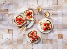 Aardbeien + geitenkaas + basilicum = een feest op je (muesli-noten)brood!