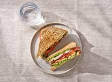 Broodje net even anders. Dat is deze sandwich met rucolaspread, gegrilde groenten en mozzarella.