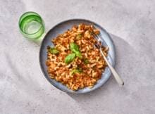 Vega volkorenmacaroni met tomaten-parikasaus is gezond, budget friendly en super gemakkelijk uit de oven.