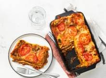 Vega lasagne maken doe je met vegetarische rulstukjes. 