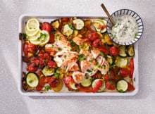 Van cannellinibonen maak je een heerlijke, gezonde dip voor bij deze traybake met zalm, courgette, paprika en peen.