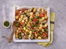 Hoera, deze gezonde traybake van kip, krieltjes, zoete aardappel en broccoli staat al in 10 min. in de oven!