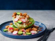 Wedden dat je deze wedge salad vaker gaat maken! Want waarom een salade snijden als je ook een mooie part kunt serveren?