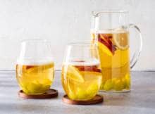 Zomer? Sangria! Deze variant van het Spaanse drankje wordt gemaakt met appellikeur en Spaanse bubbels.
