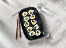 Wist je dat kimbap, of gimbap, in tegenstelling tot Japanse sushi niet met wasabi en sojasaus wordt gegeten?