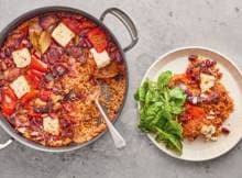 Bij het zien van Jamie Olivers heerlijke rossige rijst loopt het water je toch in de mond? Met zo'n naam kan het gerecht al niet meer stuk! En vooruit, die zoete geroosterde paprika, rode uien, bonen, feta en laurier doen het 'm ook.