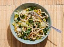 Vegan noedels met Japanse wokgroente. Dat is een vullende lunch waar je van zou willen blijven opscheppen. De lunch kan niet vroeg genoeg beginnen.