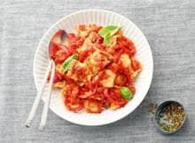 Maar 5 ingrediënten nodig: ravioli in paprika-tomatensaus met basilicum. Lekker makkelijk toch? Deze makkelijk pasta staat al in een halfuurtje op tafel.