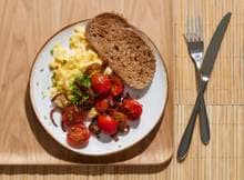 Een razendsnel roerei betekent heel snel genieten aan tafel. Serveer 'm op volkorentoast met tomaat, rode ui en bieslook voor een succesvolle lunch.