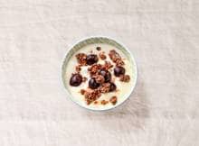 De kers op je ontbijt, deze vegan breakfastbowl met kersen en muesli.