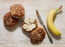 Simpel betekent echt niet saai. Zeker niet bij deze mueslibol met banaan en amandelpasta. Wedden dat je daar blij van wordt?