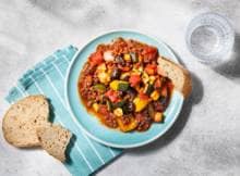 Het goeie van deze ratatouille: hij is vegetarisch en je eet 'm met linzen en brood!