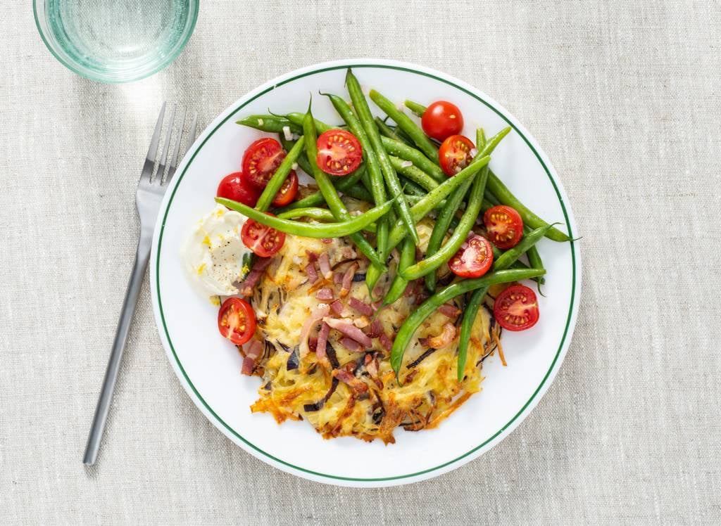 Rosti met gestoofde sperziebonen en gebakken spek recept - Allerhande