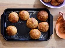 Een combinatie van brood en appelcakejes: deze appel-haverbolletjes zijn heerlijk als ontbijt of gezonder tussendoortje. Je bakt ze in de oven en bestreelt ze daarna met boter. 