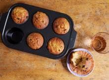 Hartelijk dank aan de gene die ooit de combinatie appels en rozijnen heeft bedacht! Heerlijk in appeltaart, maar ook in muffins. Deze appelmuffins met kaneel zijn helemaal perfect voor de koude maanden.  