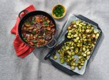 Proef de authentieke Franse keuken met boeuf bourguignon oftewel: 'Rund op z'n Bourgondisch'. Rode wijn, laurierblad en mosterd zorgen voor diepe winterse smaken. Serveren met geroosterde spruiten. 