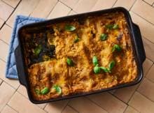 Een chique lasagne met echte herfstingrediënten zoals pompoen en cavolo nero, het verfijnde en knapperigere zusje van boerenkool. Krijg je gasten te eten die vegetarisch of veganistisch eten? Laat ze smullen van dit recept. 