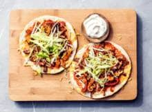 Wraps enkel voor taco's en burrito's gebruiken? Nergens voor nodig! Probeer eens deze tortizza: een flinterdunne pizza gemaakt van tortilla's belegd met tofugehakt, paprika en geraspte kaas. 