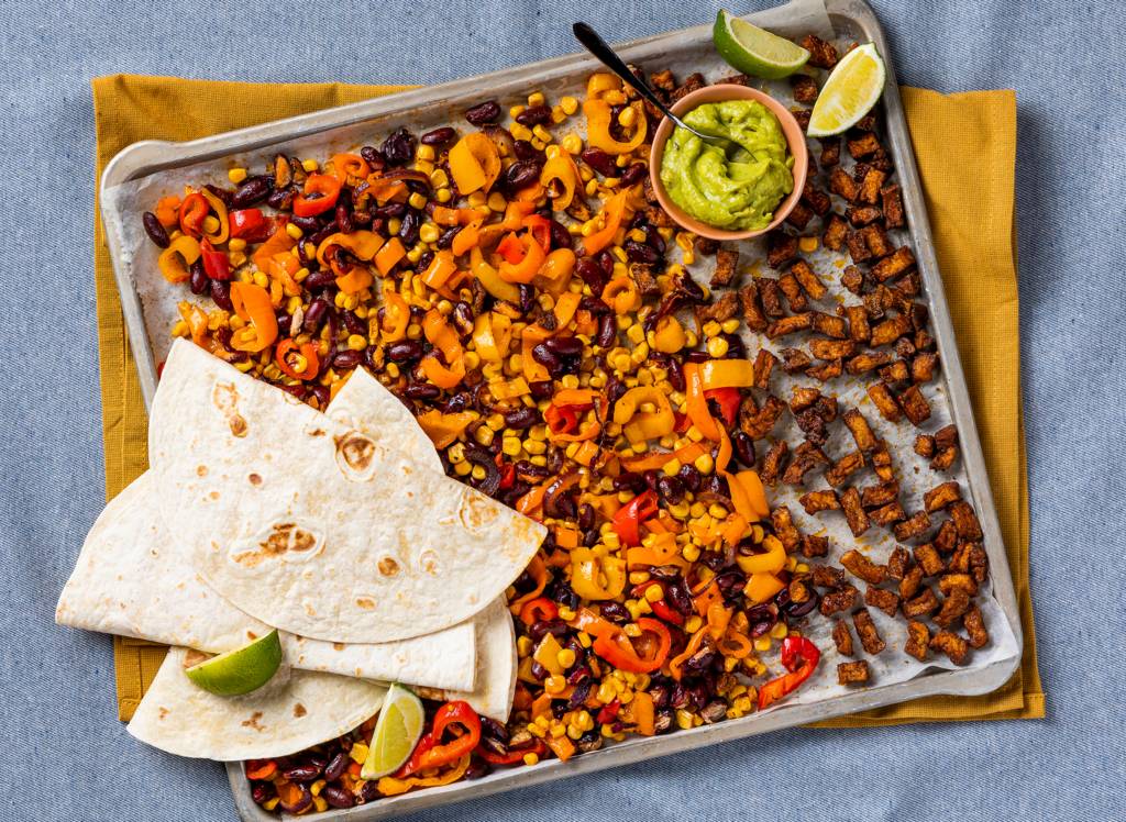 Traybake van bonen, mais en tofu met wraps