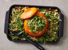 Leuk gerecht voor Halloween of op een druiligere dag: vegetarisch gevulde pompoen met couscous en zelfgemaakte pesto. 