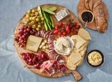 Een borrel zonder charcuterie plank? Dat kun je je toch bijna niet voorstellen? Deze luxe plank vol charcuterie (en meer) is goed voor 8 personen.