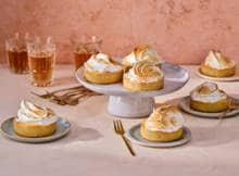 Deze citroenmeringuetaartjes zijn een plaatje op je bord. De combinatie van lemon curd en meringue is een cadeautje voor je smaakpupillen. 