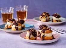 Een toetje waar iedereen blij van wordt? Soesjes. En als je ze profiteroles noemt en overlaadt met ijs en chocoladesaus voelt dat opeens heel feestelijk.