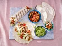 Chef London Loy zorgt voor feest op tafel met deze wraps met kip en Mexicaanse groente. Daar wordt iedereen aan tafel blij van.